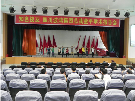 校庆节目排演顺利结束,曹书记对演员和在场工作学生给予点评:希望大家